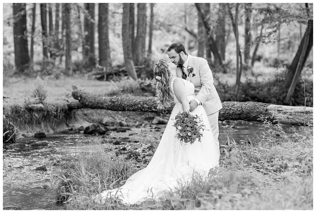 Ostertag Vista Spring Wedding. Frederick Maryland Wedding Photographer. Barn Wedding. Farm Wedding. Bright florals. 