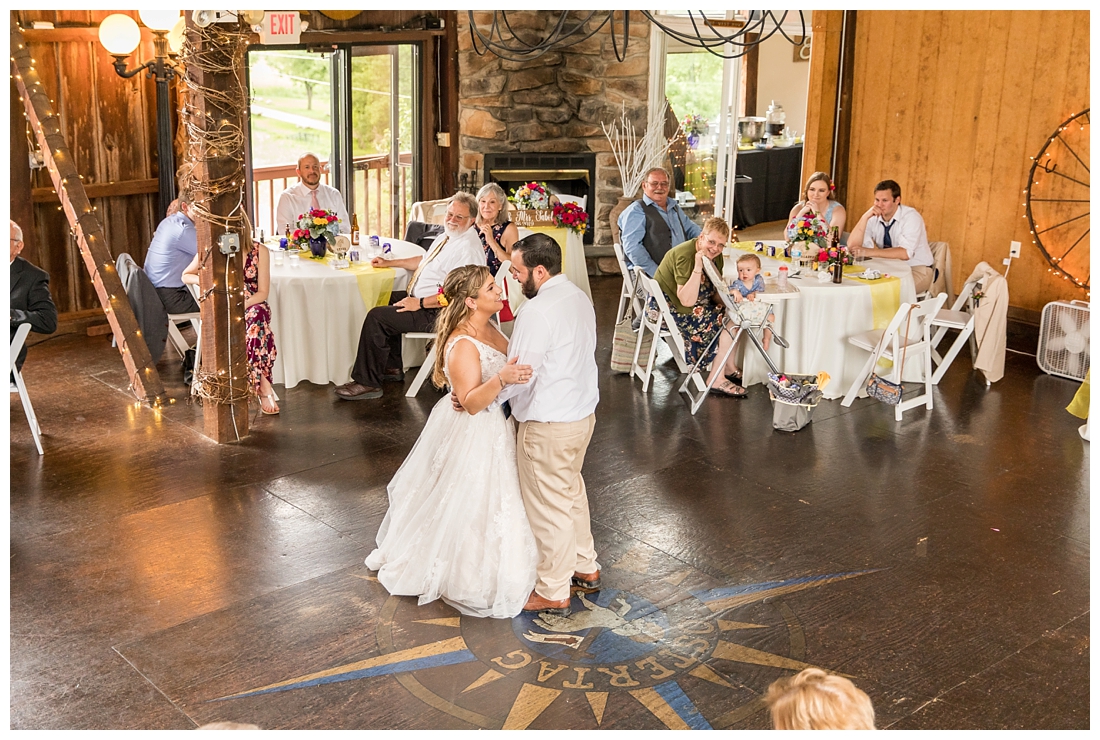 Ostertag Vista Spring Wedding. Frederick Maryland Wedding Photographer. Barn Wedding. Farm Wedding. Bright florals. 