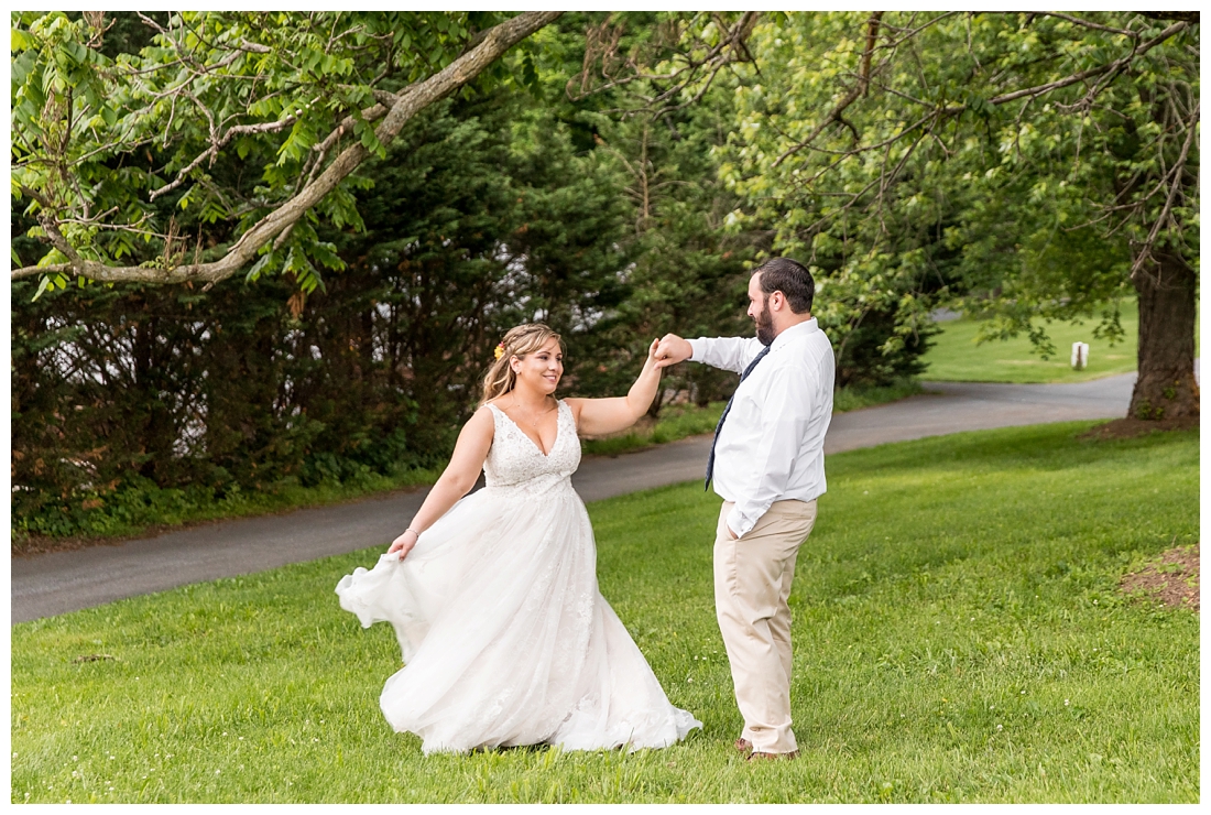 Ostertag Vista Spring Wedding. Frederick Maryland Wedding Photographer. Barn Wedding. Farm Wedding. Bright florals. 