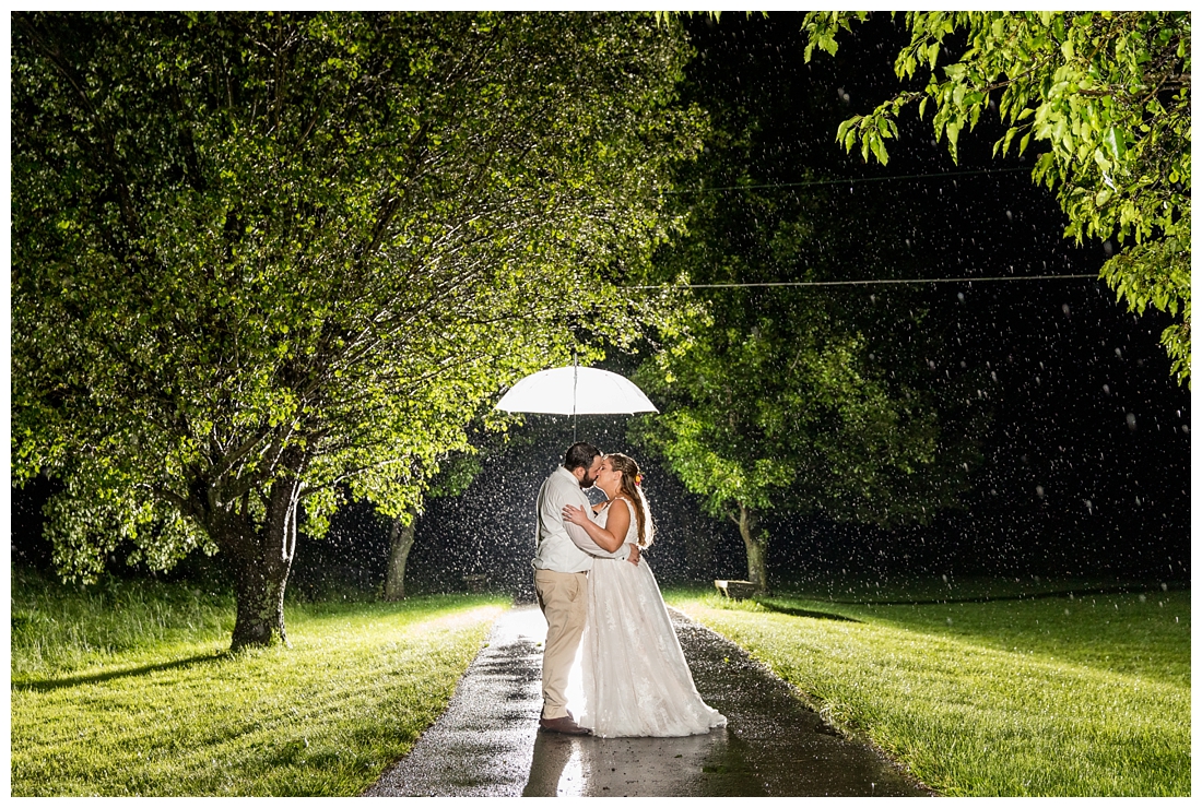 Ostertag Vista Spring Wedding. Frederick Maryland Wedding Photographer. Barn Wedding. Farm Wedding. Bright florals. 